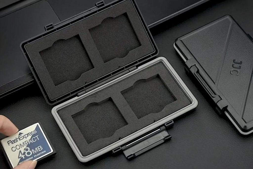 Memory card carrying case